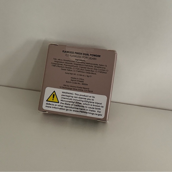 MANNA KADAR COSMETICS | Flawless Finish Dual Powder in C2 - Picture 7 of 7